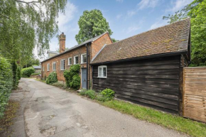Old Coach House with woodburner close to Oxford